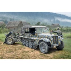 Sd. Kfz. 10 Demag D7 with 7,5 cm leIG 18 and crew