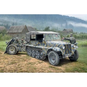 Sd. Kfz. 10 Demag D7 with 7,5 cm leIG 18 and crew