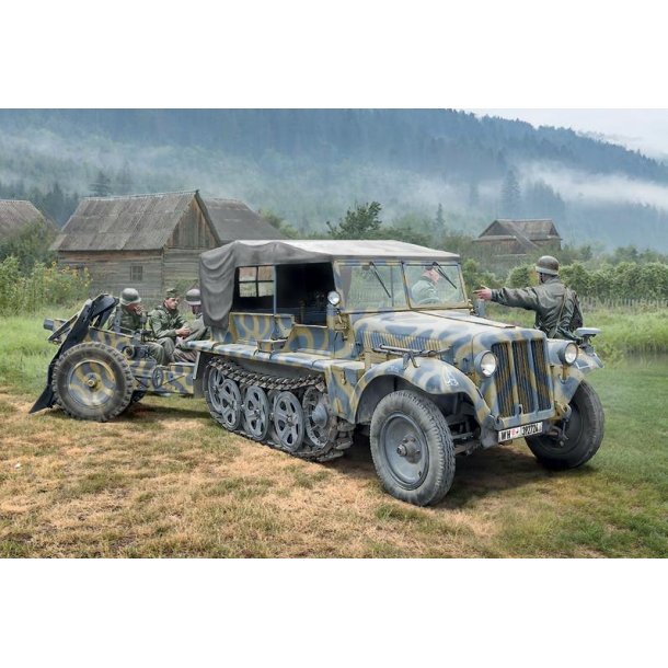 Sd. Kfz. 10 Demag D7 with 7,5 cm leIG 18 and crew
