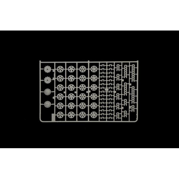 Sd. Kfz. 10 Demag D7 with 7,5 cm leIG 18 and crew
