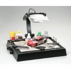 Arbejdsbord med lampe og forstrrelsesglas