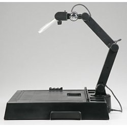 Arbejdsbord med lampe og forstrrelsesglas