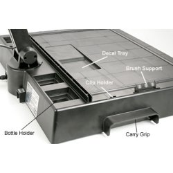 Arbejdsbord med lampe og forstrrelsesglas