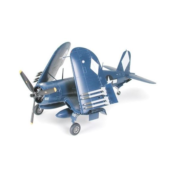 Vought F4U-1D Corsair w/ &acute;Moto-Tug&acute;