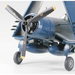 Vought F4U-1D Corsair w/ &acute;Moto-Tug&acute;