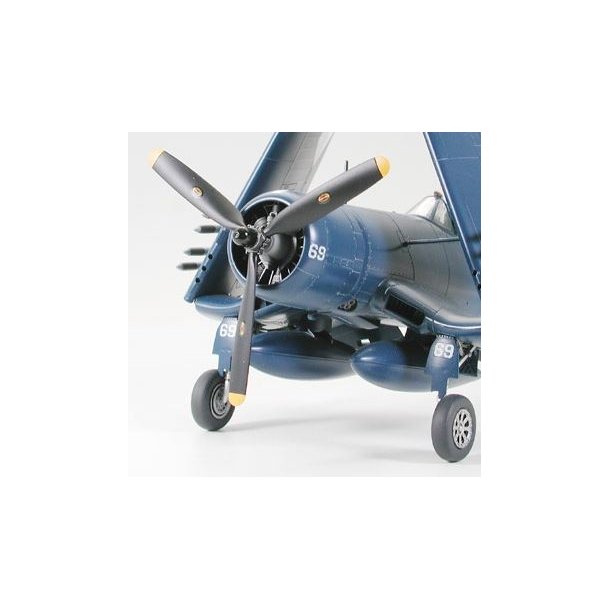 Vought F4U-1D Corsair w/ &acute;Moto-Tug&acute;