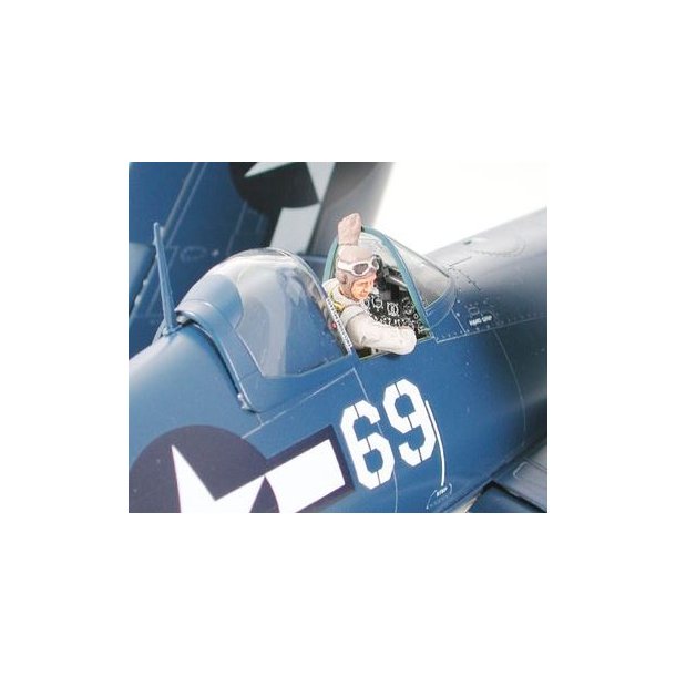 Vought F4U-1D Corsair w/ &acute;Moto-Tug&acute;