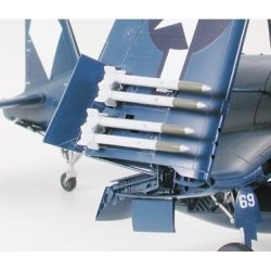 Vought F4U-1D Corsair w/ &acute;Moto-Tug&acute;