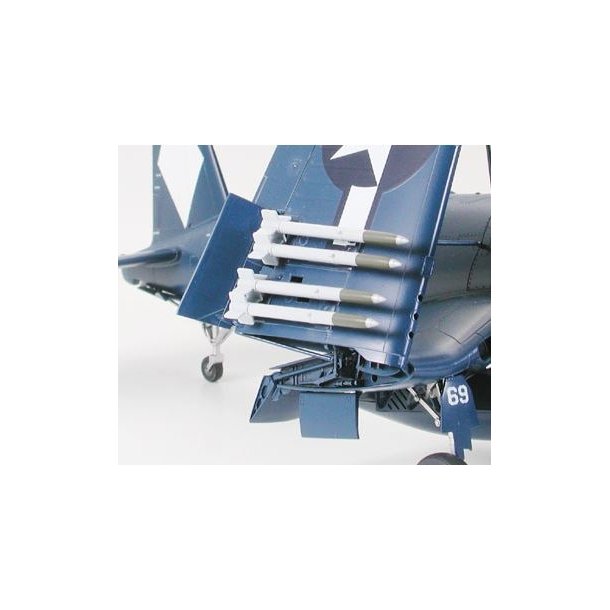 Vought F4U-1D Corsair w/ &acute;Moto-Tug&acute;