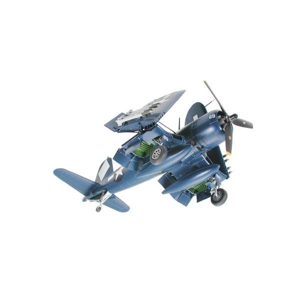 Vought F4U-1D Corsair w/ &acute;Moto-Tug&acute;