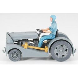 Vought F4U-1D Corsair w/ &acute;Moto-Tug&acute;