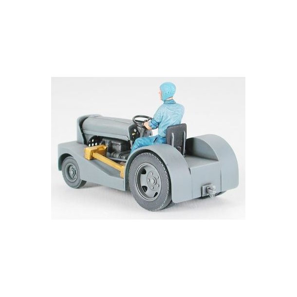 Vought F4U-1D Corsair w/ &acute;Moto-Tug&acute;