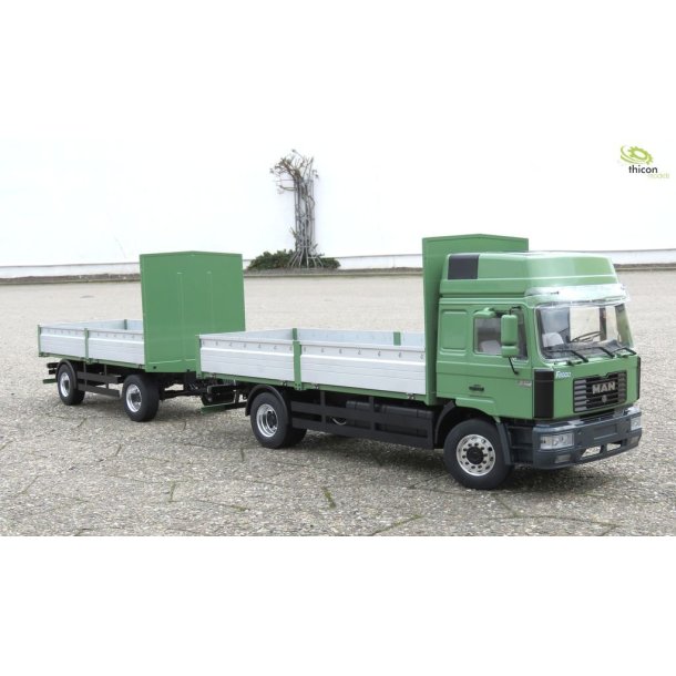 MAN F2000 2-akslet lastbil med fladt lad