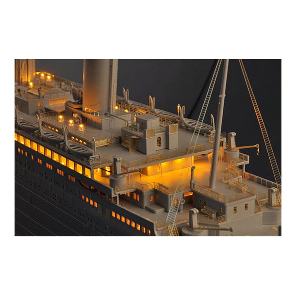 Titanic, skala 1/200. Inkl. LED-st