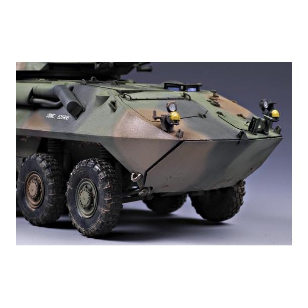 LAV-25 &acute;PIRANHA&acute;