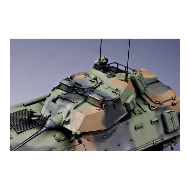 LAV-25 &acute;PIRANHA&acute;