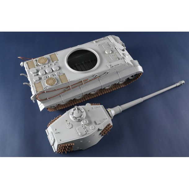 Pz.Kpfw.VI Sd.Kfz.182 Tiger II (Henschel 105mm), skala 1/16