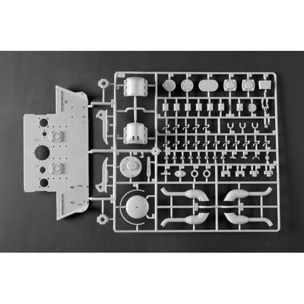 Pz.Kpfw.VI Sd.Kfz.182 Tiger II (Henschel 105mm), skala 1/16