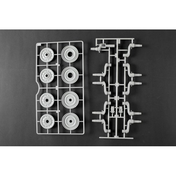 Pz.Kpfw.VI Sd.Kfz.182 Tiger II (Henschel 105mm), skala 1/16