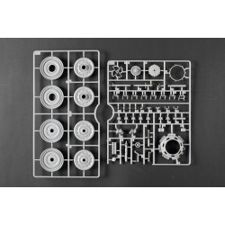 Pz.Kpfw.VI Sd.Kfz.182 Tiger II (Henschel 105mm), skala 1/16