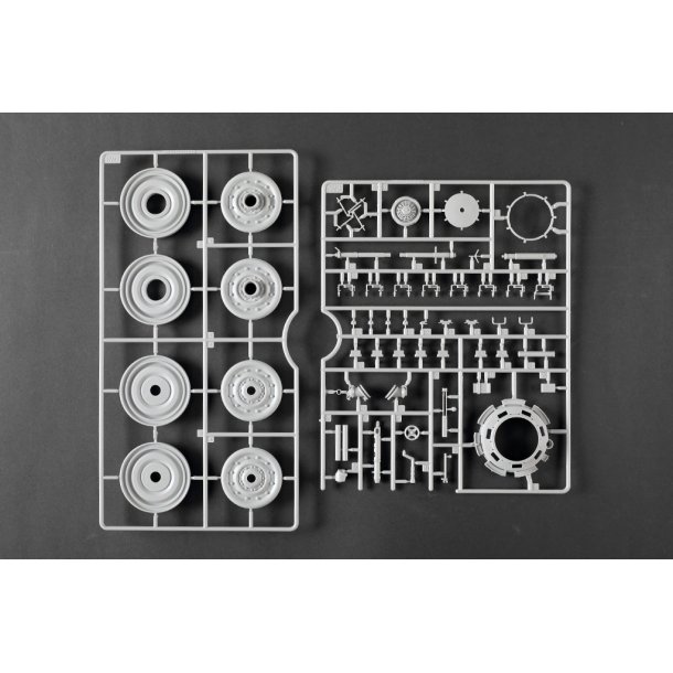 Pz.Kpfw.VI Sd.Kfz.182 Tiger II (Henschel 105mm), skala 1/16