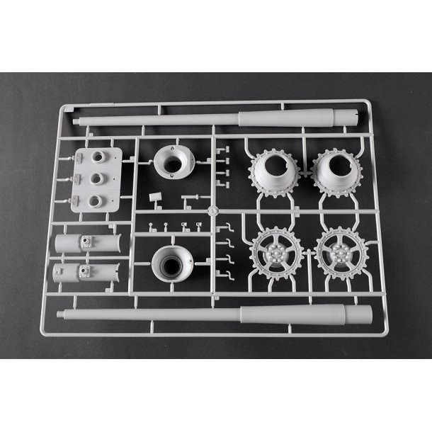 Pz.Kpfw.VI Sd.Kfz.182 Tiger II (Henschel 105mm), skala 1/16