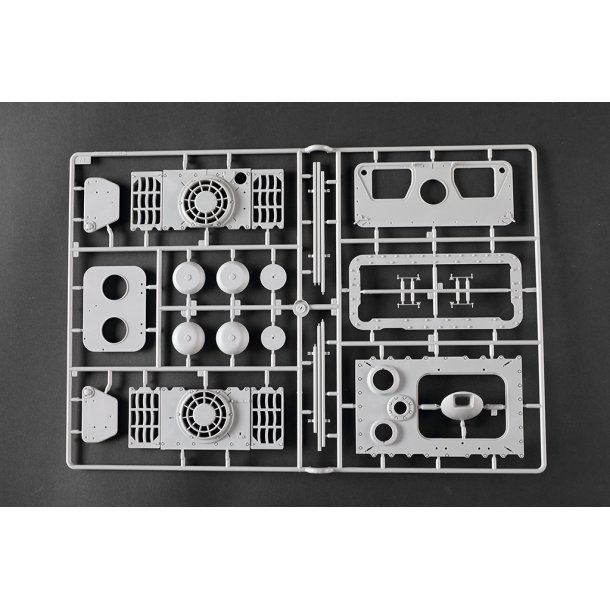Pz.Kpfw.VI Sd.Kfz.182 Tiger II (Henschel 105mm), skala 1/16
