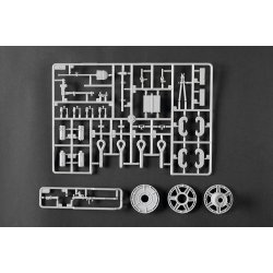Pz.Kpfw.VI Sd.Kfz.182 Tiger II (Henschel 105mm), skala 1/16