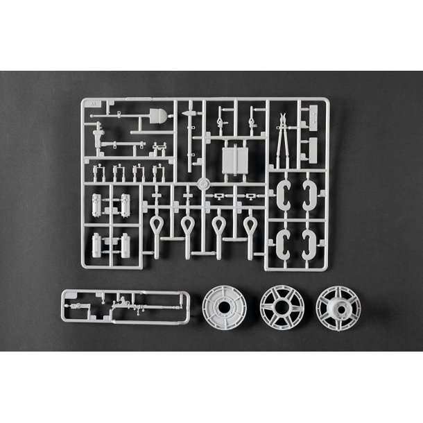 Pz.Kpfw.VI Sd.Kfz.182 Tiger II (Henschel 105mm), skala 1/16