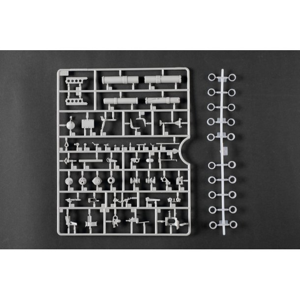 Pz.Kpfw.VI Sd.Kfz.182 Tiger II (Henschel 105mm), skala 1/16