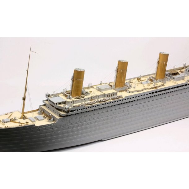 Titanic, skala 1/200. Inkl. LED-st