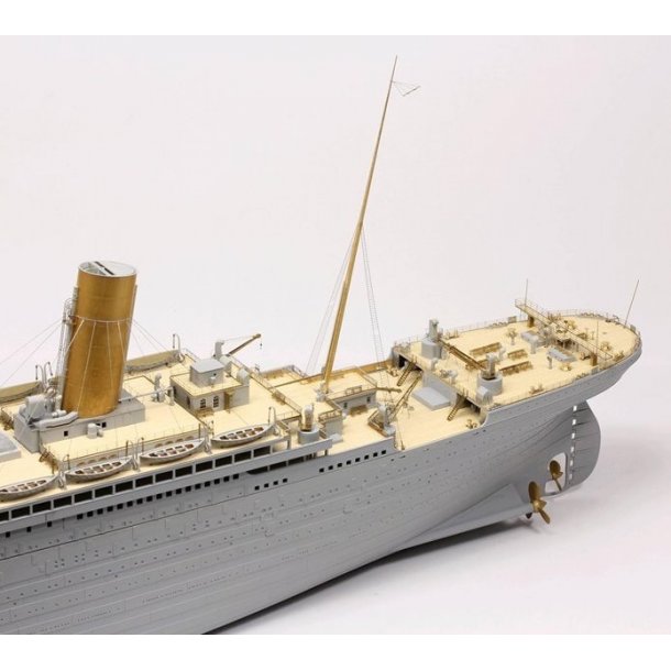 Titanic, skala 1/200. Inkl. LED-st