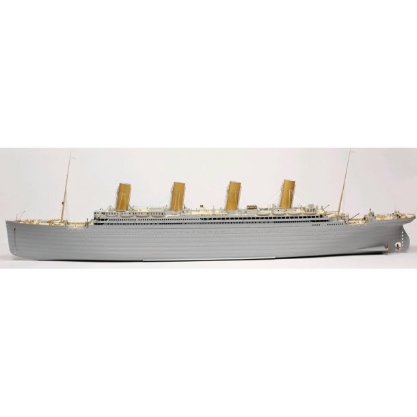 Titanic, skala 1/200. Inkl. LED-st